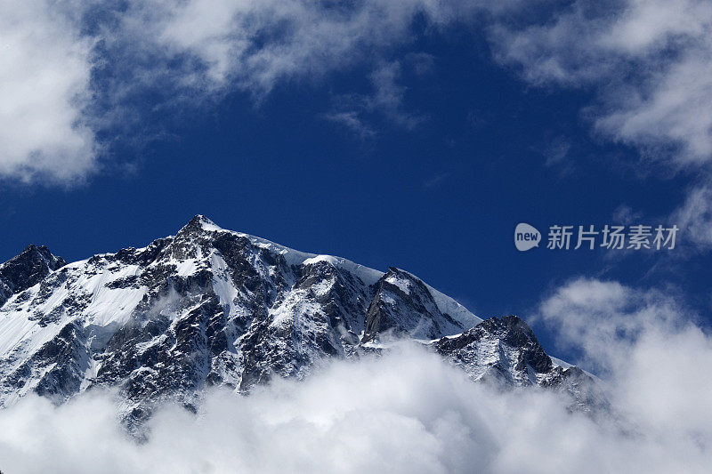 Monte Rosa，多云的山